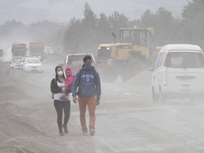A nuvem de cinzas vulcânicas oriunda da erupção do vulcão chileno Calbuco cobre grande parte do Chile