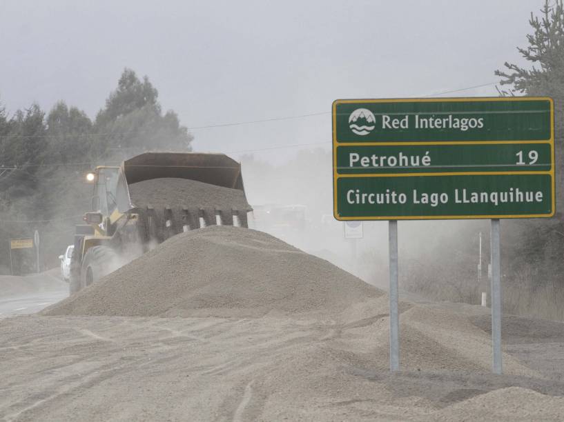 A nuvem de cinzas vulcânicas oriunda da erupção do vulcão chileno Calbuco cobre grande parte do Chile