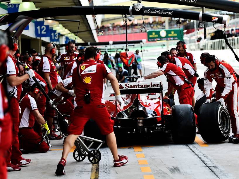 Movimentação no box da Ferrari durante treino classificatório em Interlagos