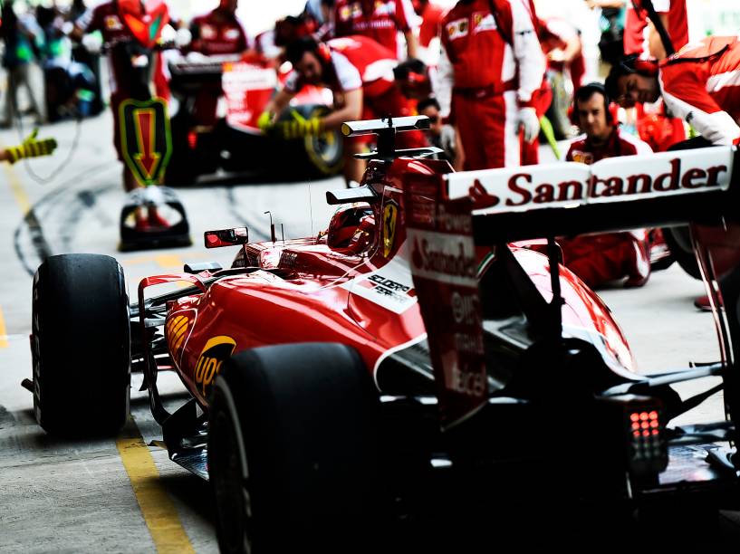 Box da Ferrari durante treino classificatório em Interlagos