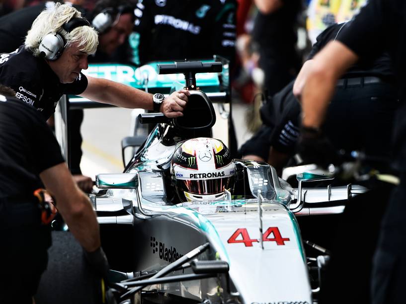 Lewis Hamilton durante treino classificatório em Interlagos