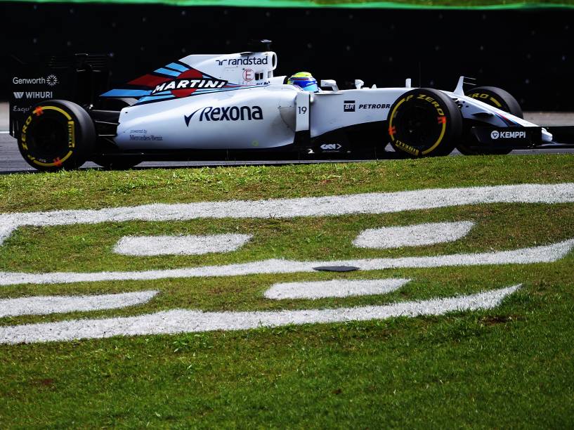 O piloto Felipe Massa durante treino no autódromo de Interlagos, na zona sul da cidade de São Paulo, SP, neste sábado (14), para o treino do Grande Prêmio do Brasil de F1