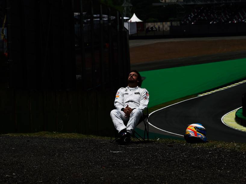 Piloto Fernando Alonso, da McLaren sai da pista, durante treino no Autódromo de Interlagos, na zona sul da capital paulista, neste sábado (14)