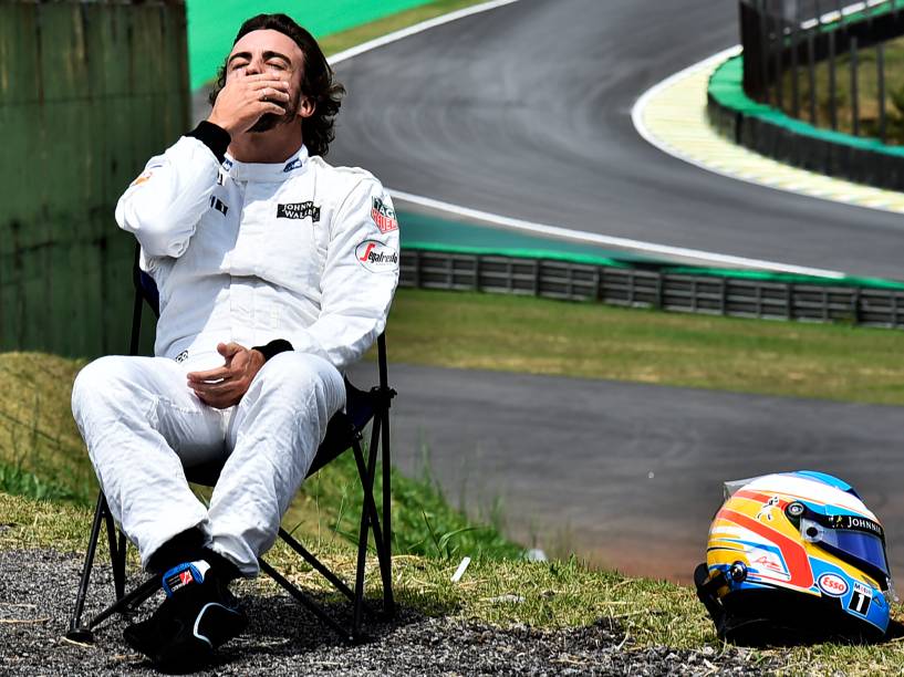 Piloto Fernando Alonso, da McLaren sai da pista, durante treino no Autódromo de Interlagos, na zona sul da capital paulista, neste sábado (14). A disputa do GP Brasil de Fórmula 1 acontece amanhã, dia 15