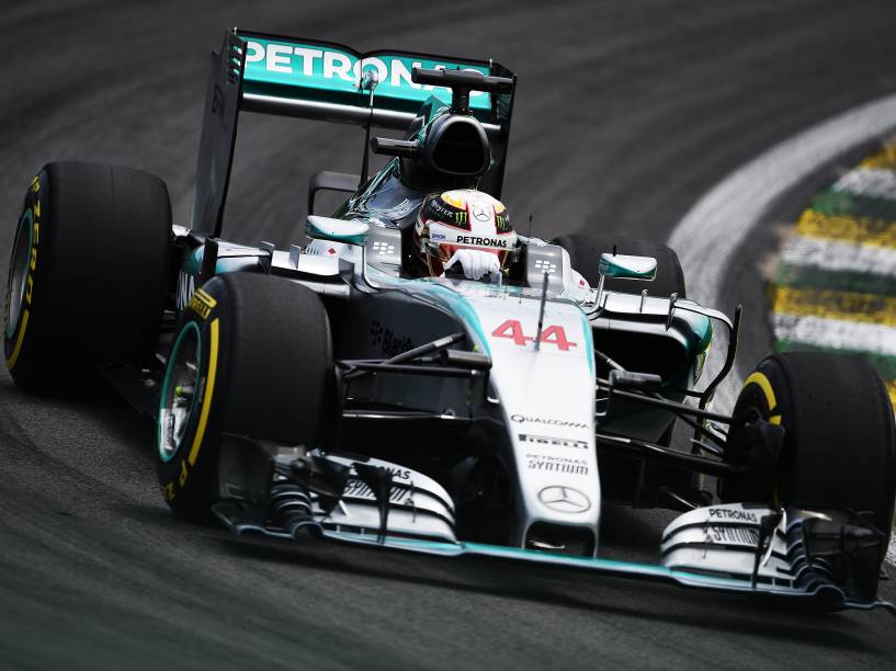 O piloto Lewis Hamilton durante treino no autódromo de Interlagos, na zona sul da cidade de São Paulo, SP, neste sábado (14), para o treino do Grande Prêmio do Brasil de F1