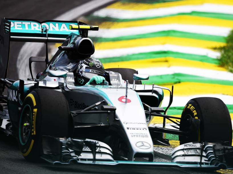 O piloto Nico Rosberg durante treino no autódromo de Interlagos, na zona sul da cidade de São Paulo, SP, neste sábado (14), para o treino do Grande Prêmio do Brasil de F1