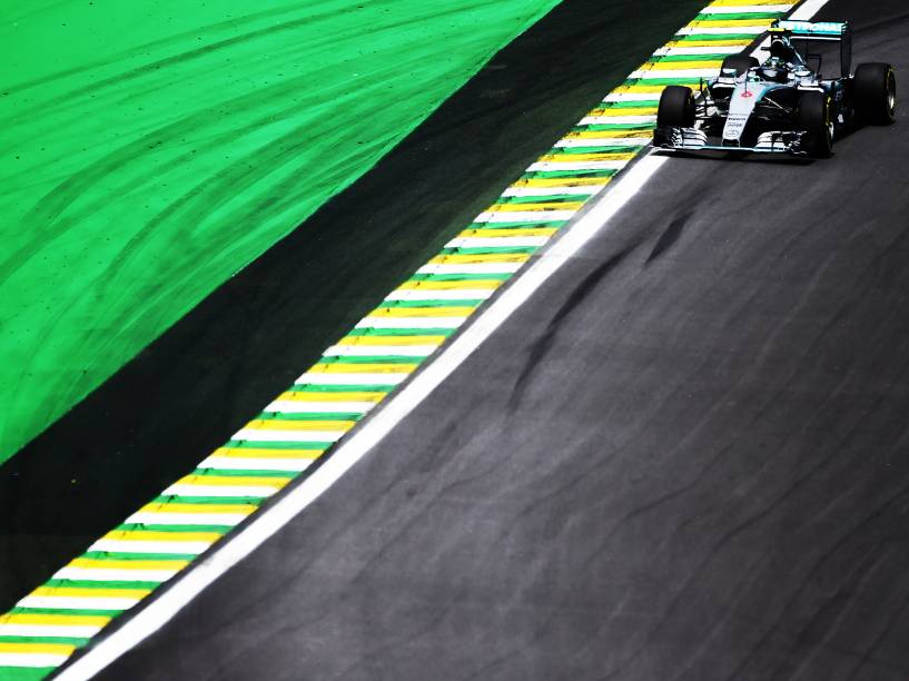 O piloto Nico Rosberg durante treino no autódromo de Interlagos, na zona sul da cidade de São Paulo, SP, neste sábado (14), para o treino do Grande Prêmio do Brasil de F1