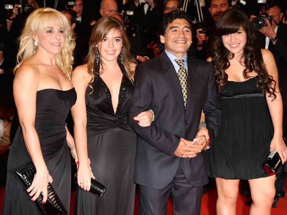 Claudia (à esq.) e Maradona, com as filhas Dalma e Giannina, em evento em 2008