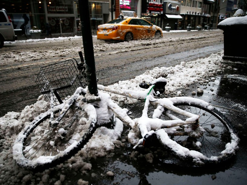 Bicicleta coberta por neve é vista na West 34th street em Nova York