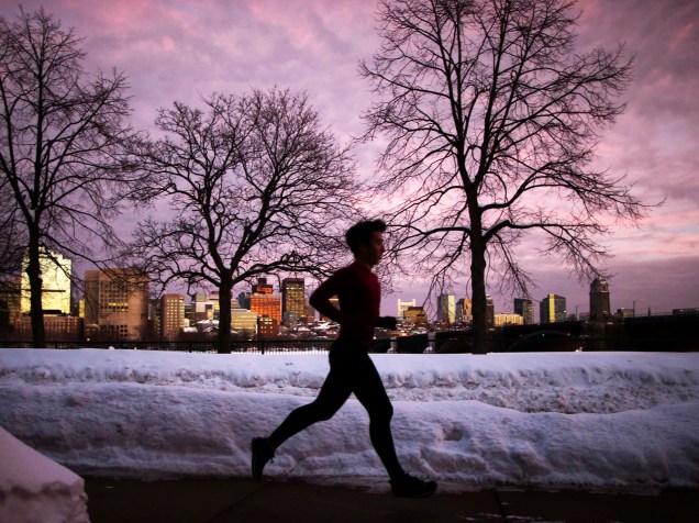 Homem corre ao lado do Rio Charles, na cidade de Cambridge, Massachusetts