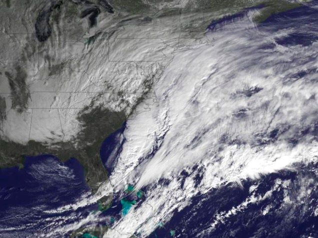 Tempestade de neve se aproxima do leste dos Estados Unidos como visto na imagem de satélite divulgada pela NOAA