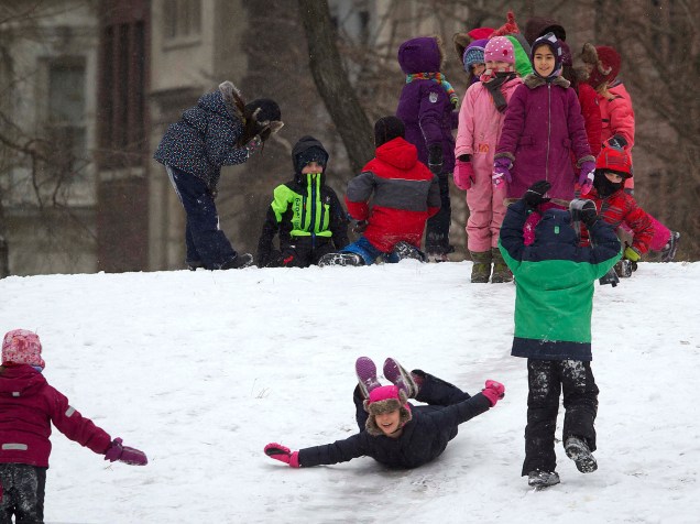 Crianças brincam na neve do Central Park, no bairro de Manhattan, em Nova York