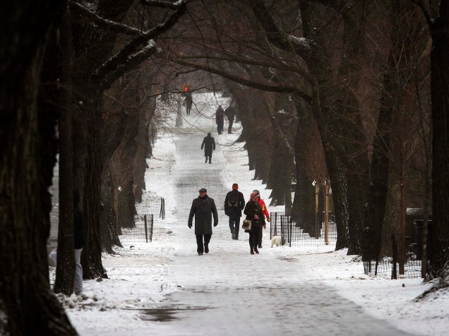Pessoas caminham sob a neve que cai na cidade de Nova York
