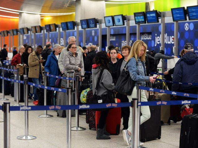 Pessoas esperam vôos dentro do aeroporto Logan, em Boston. Muitos vôos foram adiados e cancelados por conta da nebrasca que se aproxima do leste dos Estados Unidos
