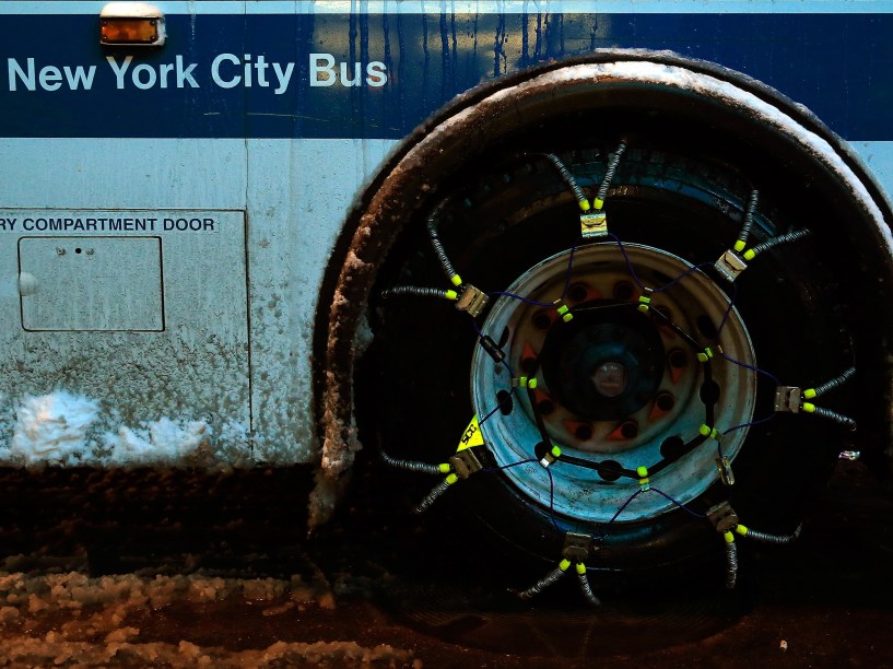 Por conta da grande quantidade de neve, correntes são usadas nas rodas dos ônibus que circulam a cidade de Nova York