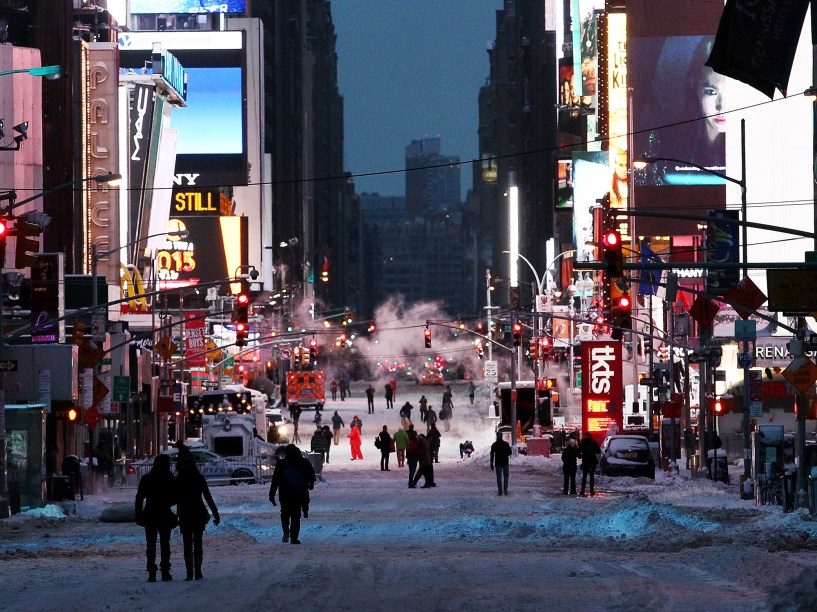 A Times Square amanheceu coberta de neve após tempestade que atingiu o leste dos Estados Unidos