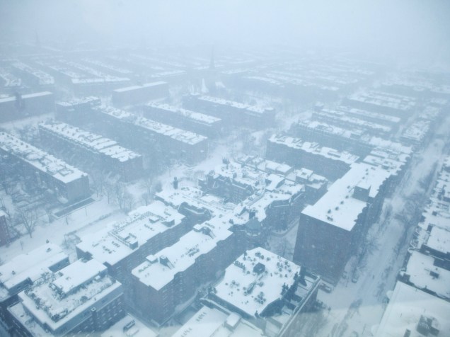 O bairro de South End amanhece branco por conta da nevasca que atinge a cidade de Boston