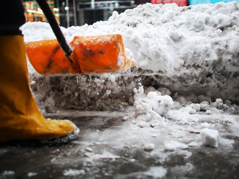 Homem limpa ruas e calçadas do Brooklin após forte nevasca que atingiu Nova York