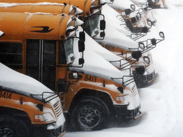 Ônibus escolares amanhecem cobertos por neve na cidade de Somerville, em Massachusetts, nos Estados Unidos