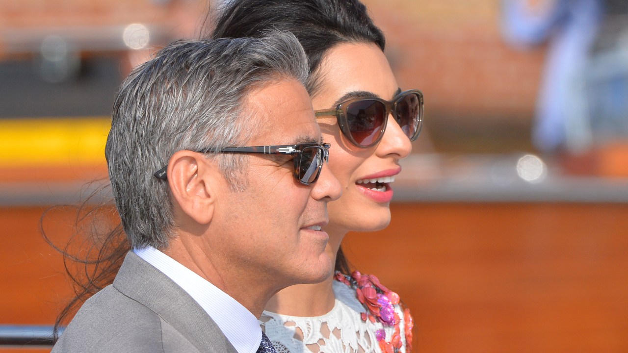 O ator americano George Clooney é visto com a esposa, Amal Alamuddin, na Itália. O galã de Hollywood e a advogada britânica se casaram no último sábado (27) em uma cerimônia privada na cidade de Veneza
