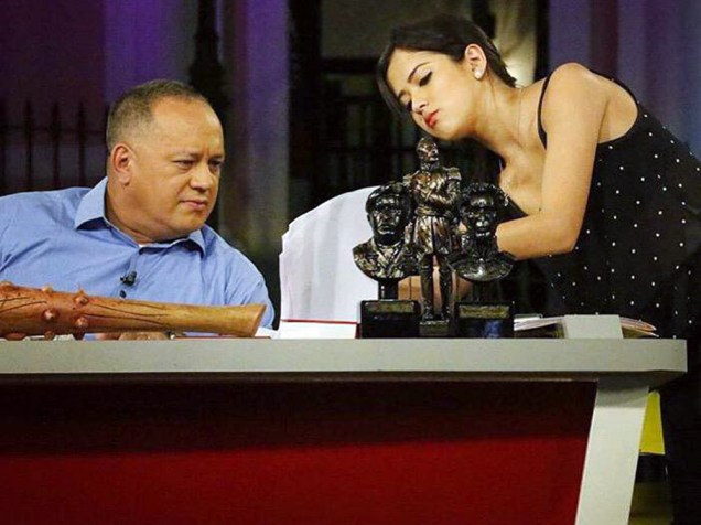 Daniella Cabello nos bastidores do programa de TV do pai, o deputado venezuelano Diosdado Cabello