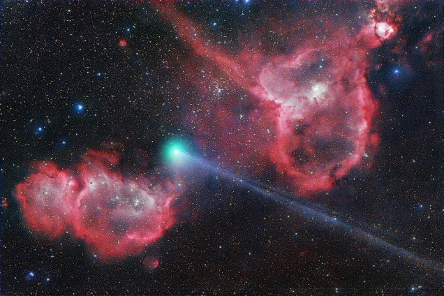 Cometa Jacques, descoberto pelo Sonear, fotografado por Michael Jäger com nebulosas ao fundo