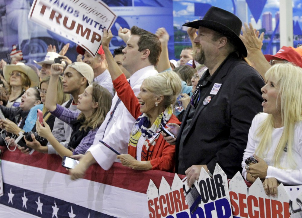 Apoiadores de Donald Trump em um comício na Virgínia