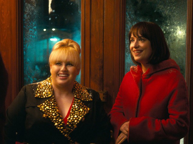 Alice (Dakota Johnson e Robin (Rebel Wilson) no filme Como Ser Solteira