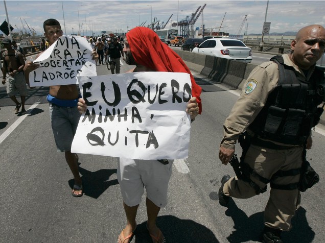 Protesto de funcionários de construtoras do Comperj fecha ponte Rio-Niterói
