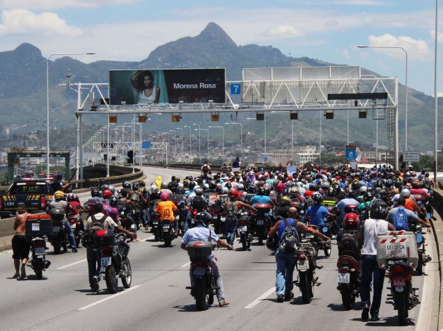 Protesto de funcionários de construtoras do Comperj fecha ponte Rio-Niterói