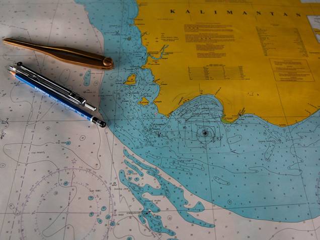 Um mapa com a marca TKP, indica a possível localização dos destroços do voo AirAsia QZ8501, desaparecido em dezembro com 162 passageiros a bordo