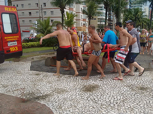 <p>Banhistas auxiliam no resgate de turistas atingidos por raio na Praia do Canto do Forte, em Praia Grande (SP)</p>