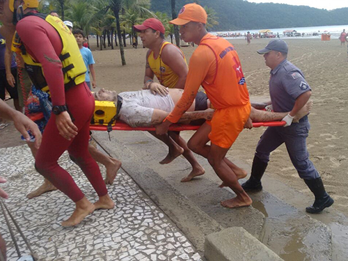 <p>Guarda-vidas e bombeiros socorrem vítimas que receberam descarga elétrica em Praia Grande (SP)</p>