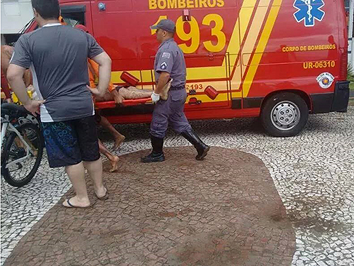 <p>Bombeiros removem vítima atingida por raio na Praia do Canto do Forte, em Praia Grande (SP)</p>