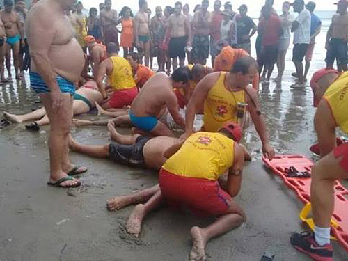 <p>Quatro banhistas morreram na tarde desta segunda-feira (29) após serem atingidos por um raio em Praia Grande, no litoral de São Paulo</p>