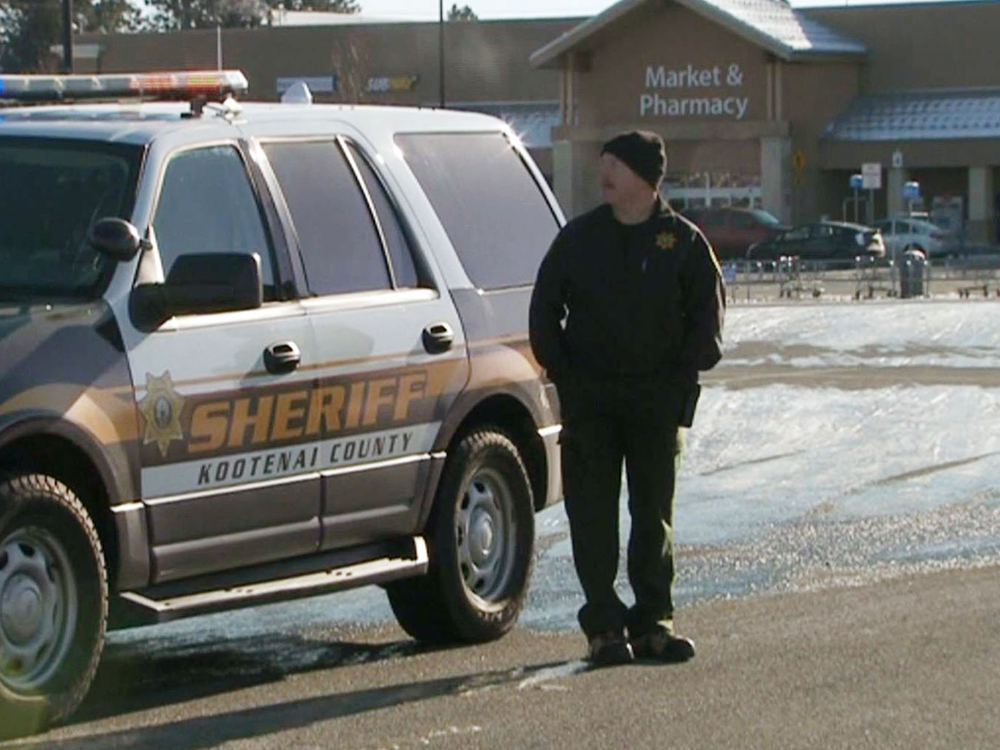 O cherife Ben Wolfinger chega ao supermercado onde ocorreu o trágico acidente na última terça-feira (30), em Idaho, nos Estados Unidos