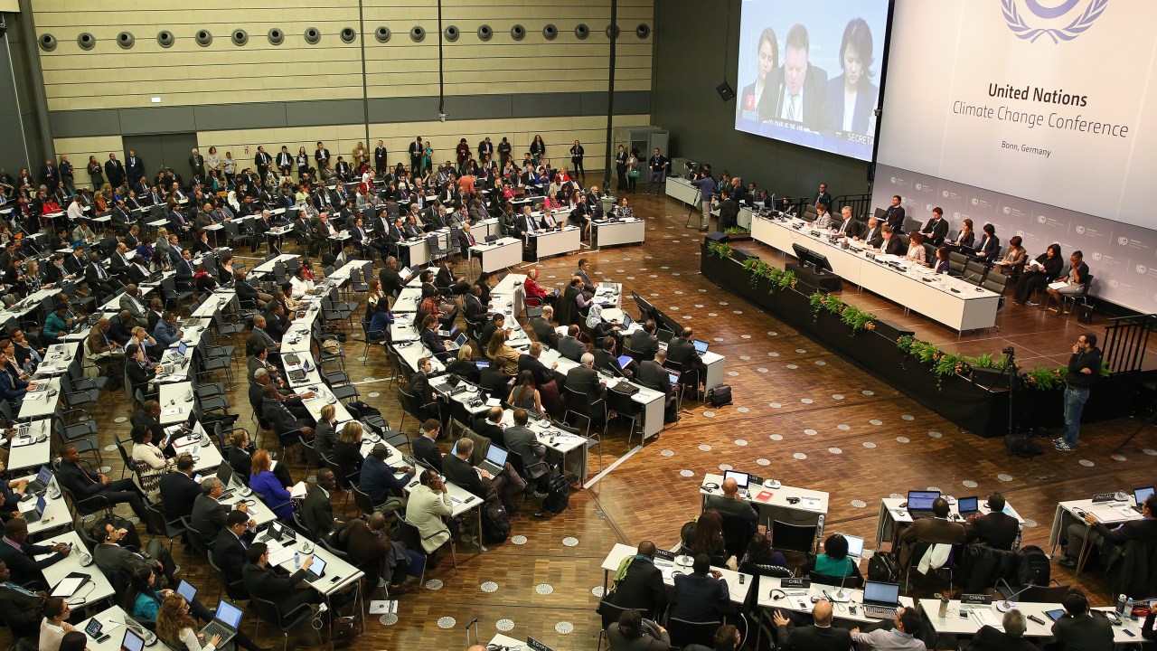 Delegados de diversos países se reúnem para a abertura da Conferência sobre Mudança Climática em Bonn, na Alemanha, em 19 de outubro