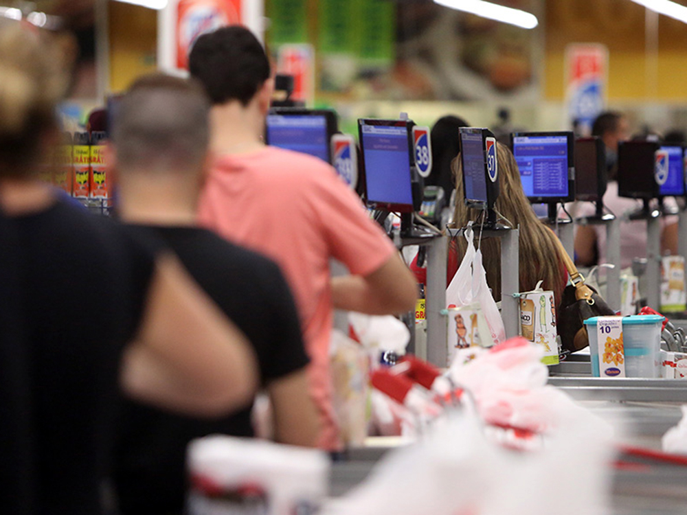 Consumidores em supermercado