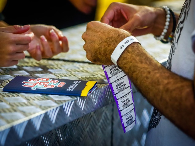 Público utiliza fichas de compras no Lollapalooza