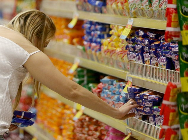 Consumidores cortam principalmente produtos supérfluos, como salgadinhos e doces