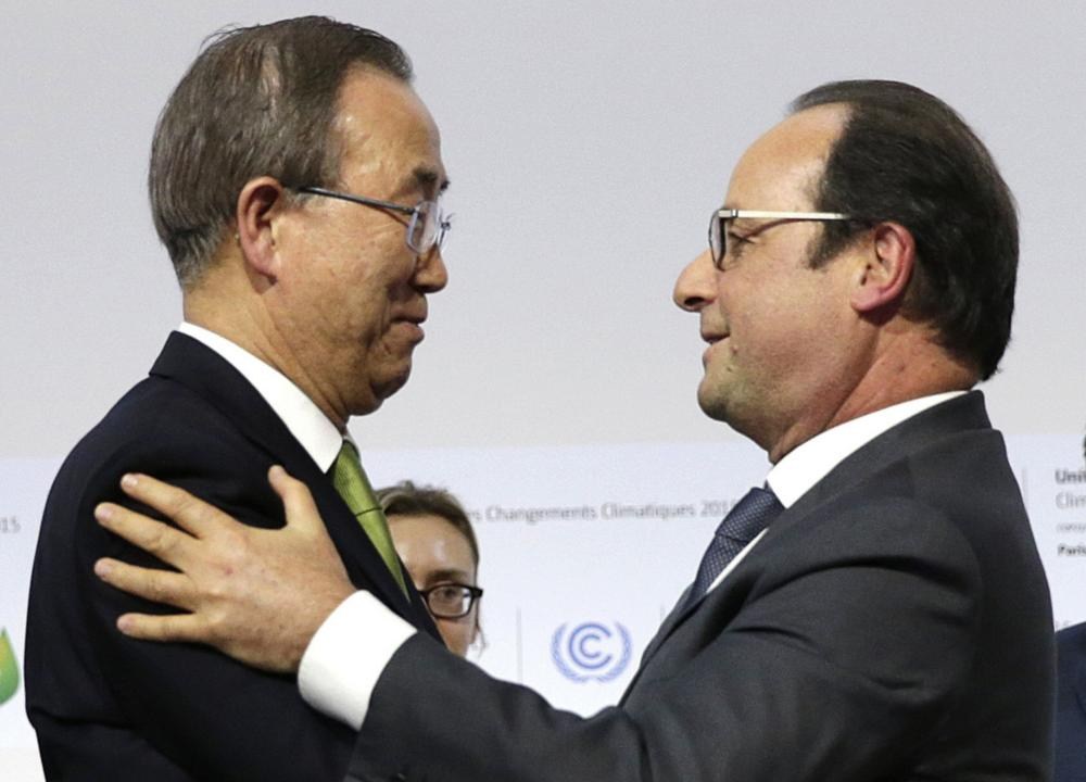 secretário-geral da ONU, Ban Ki-moon, cumprimenta o presidente francês François Hollande, ao fim da COP-21