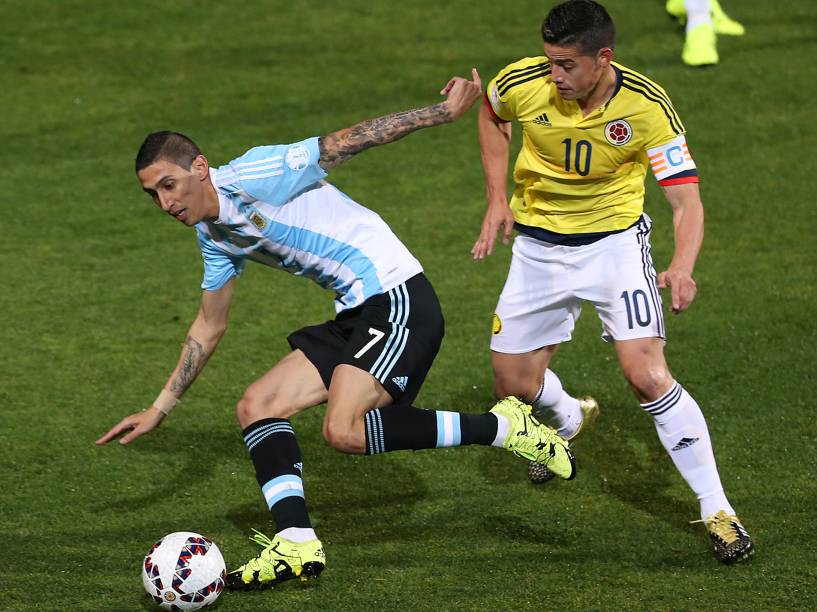 O argentino Ángel Di María divide jogada com o colombiano James Rodríguez