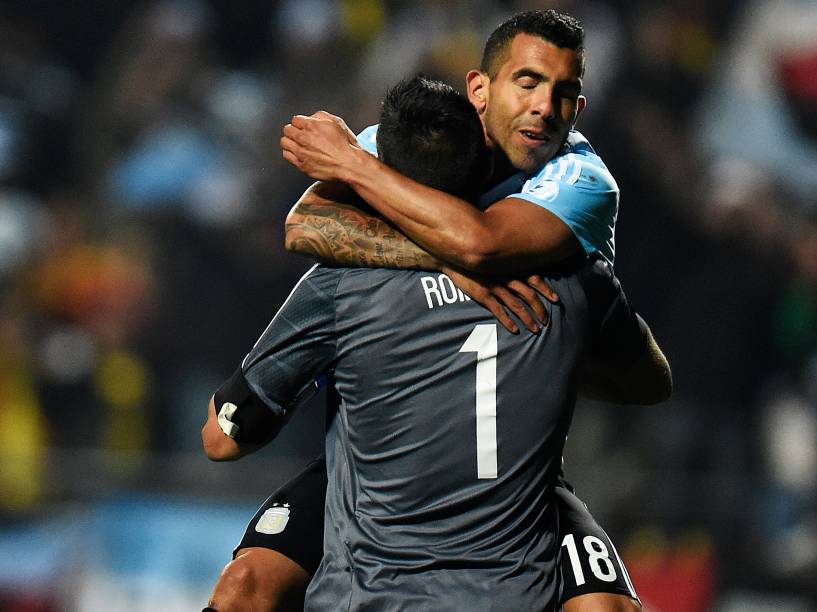 O atacante argentino Carlos Tévez comemora a vitória nos pênaltis contra a Colômbia com o goleiro Sergio Romero