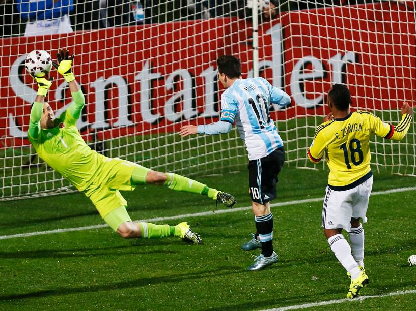 O colombiano David Ospina faz grande defesa em cabeçada do argentino Lionel Messi