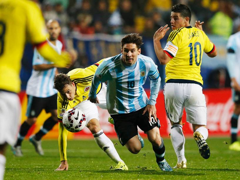 O craque argentino Lionel Messi passa pela marcação dos jogadores colombianos na partida de quartas de final da Copa América em Viña del Mar, no Chile