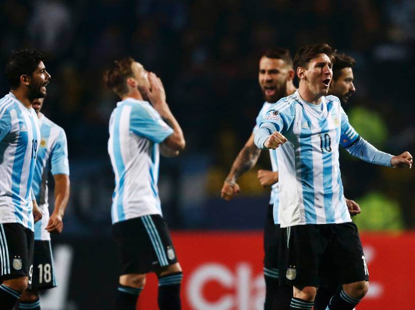 Jogadores argentinos comemoram durante a disputa de pênaltis contra a Colômbia