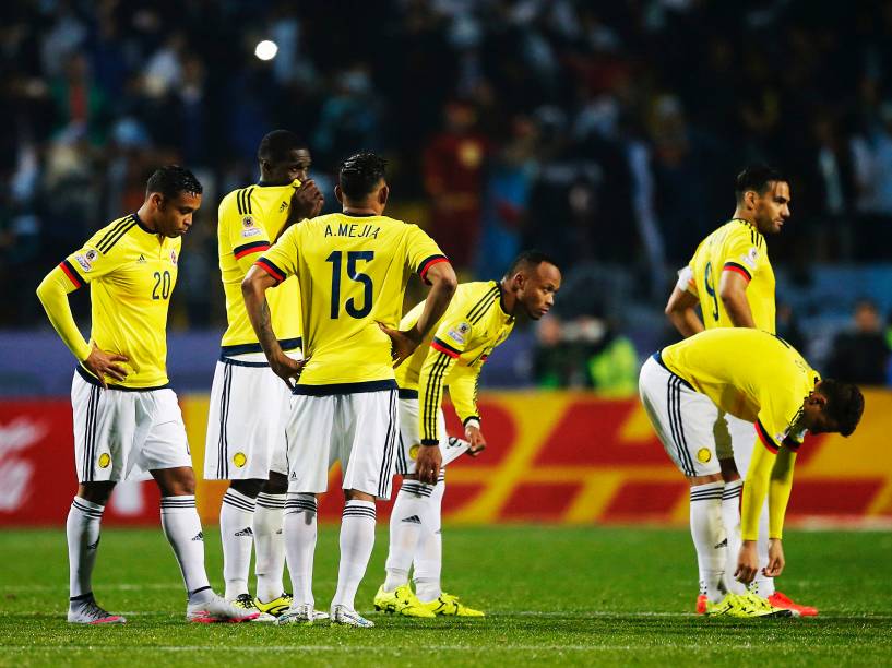 Jogadores colombianos lamentam a eliminação nas quartas de final da Copa América após derrota para a Argentina nos pênaltis