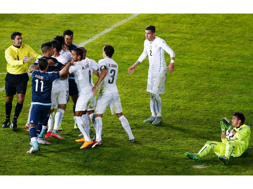Jogadores de Argentina e Uruguai se envolvem em confusão durante a partida