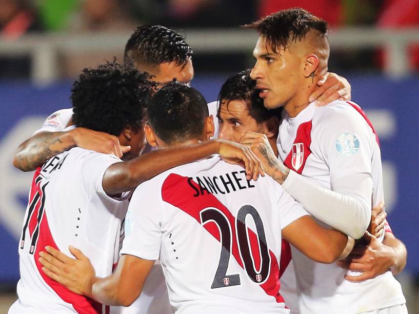 Jogadores do Peru comemoram o gol da vitória sobre a Venezuela em partida disputada na cidade chilena de Valparaíso