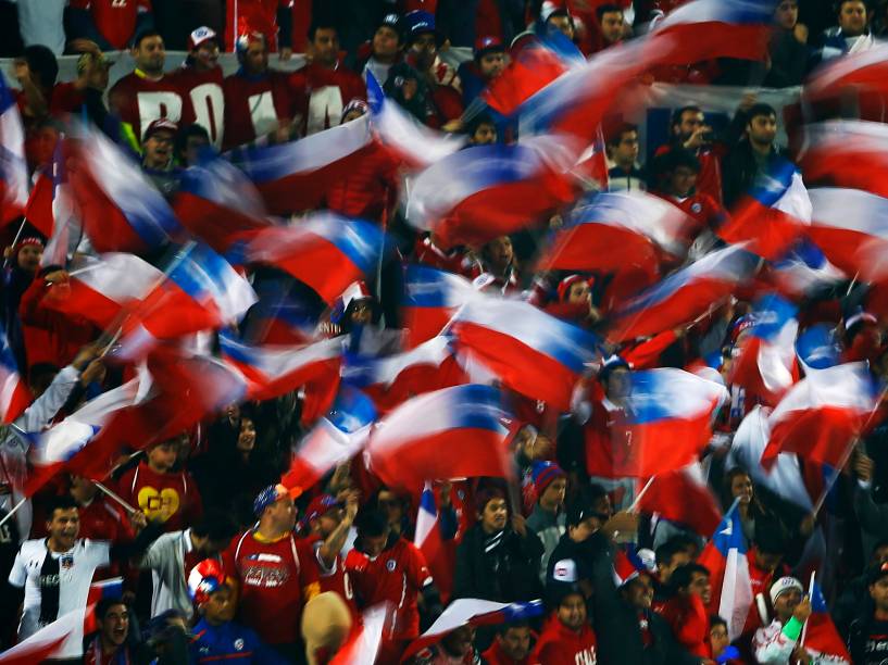 Torcida chilena faz a festa nas arquibancadas do Estádio Nacional em Santiago na semifinal contra o Peru